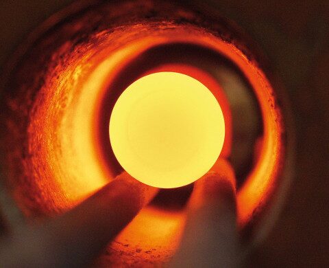 Bullone d'acciaio incandescente nell'unità di induzione