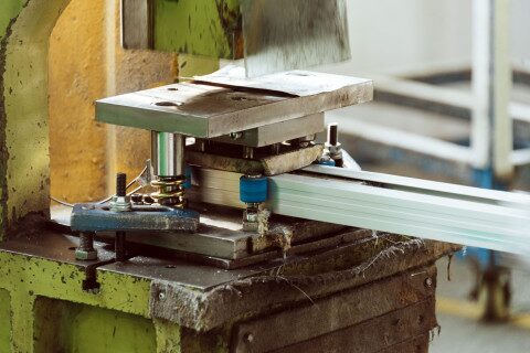 Estrusione di un profilo di alluminio