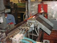 図 9 温度が低すぎる、または高すぎるボルトを選別するための選別機。